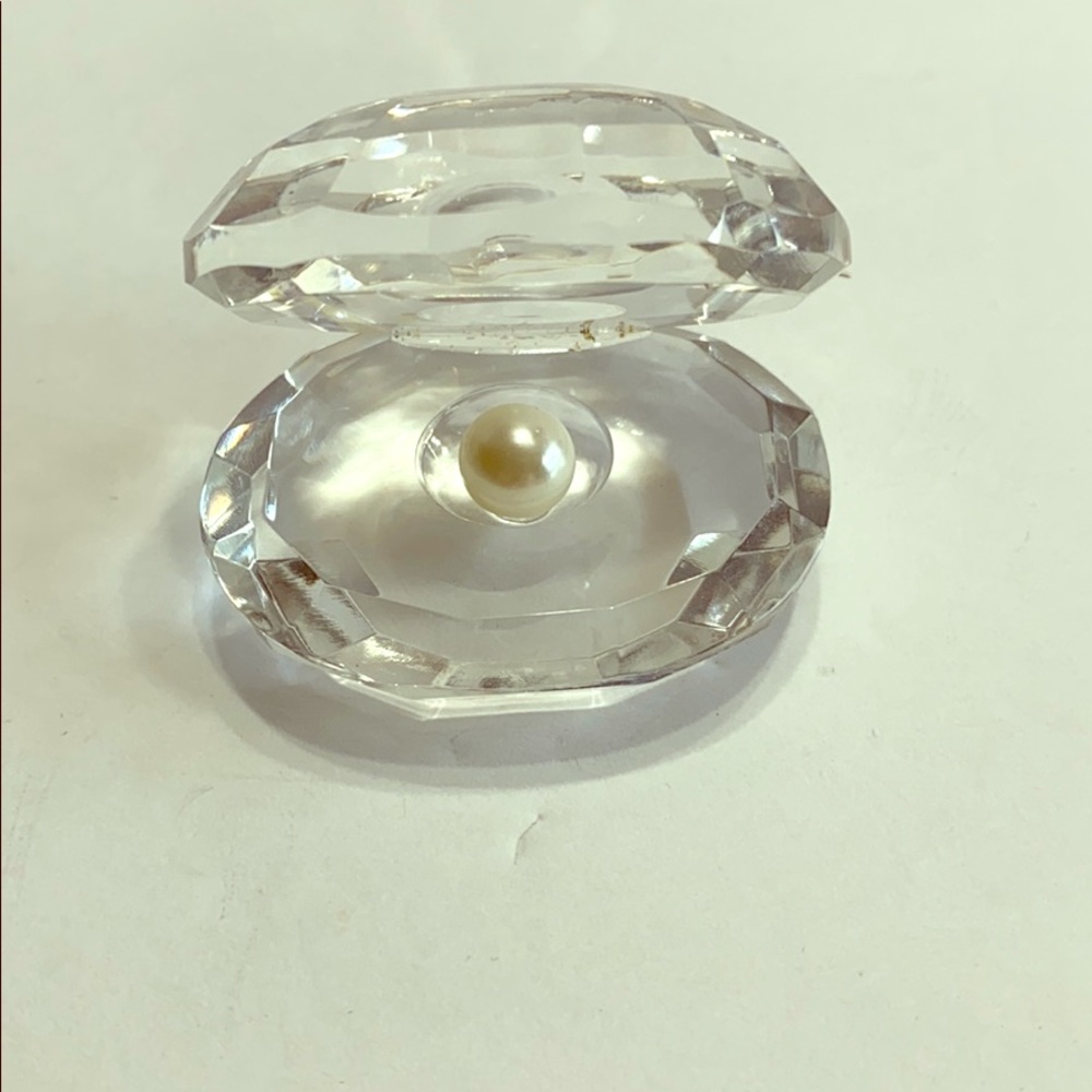 Pearl In A Clamshell